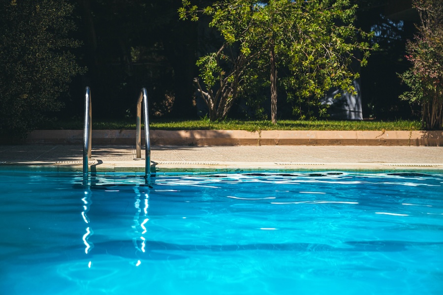 Swimming pool ladder