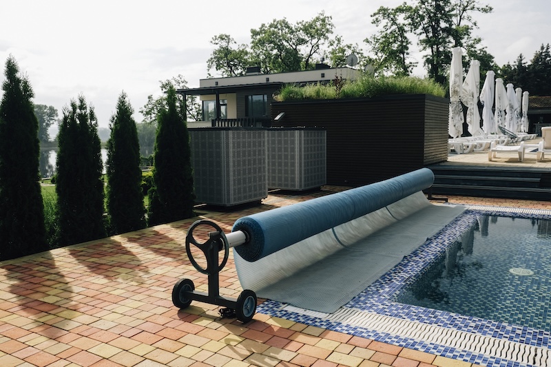 Pool cover material. Manual outdoor swimming pool solar blanket cover