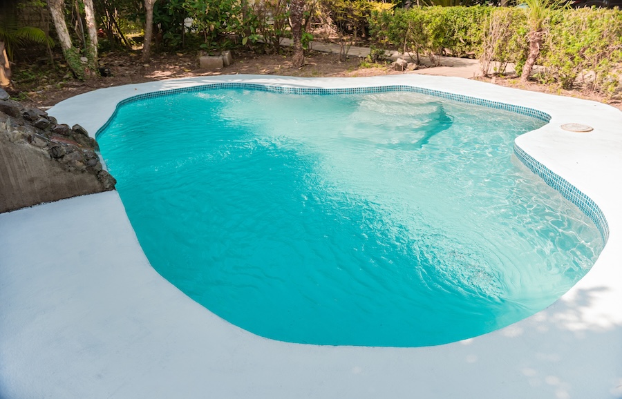 Light pool with white edges