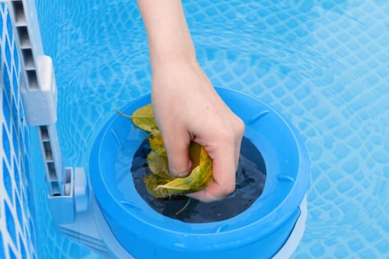 Cleaning skimmer for the frame pool.